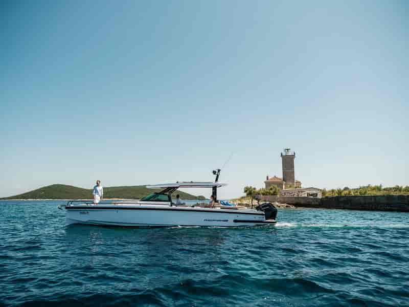 Photo of Axopar 37, image 1 of 5